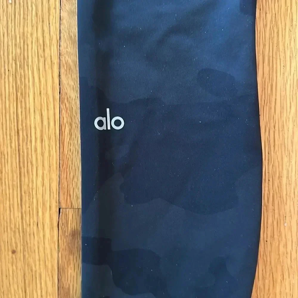 Alo yoga sz XS leggings black grey camo great pre owned condition like new